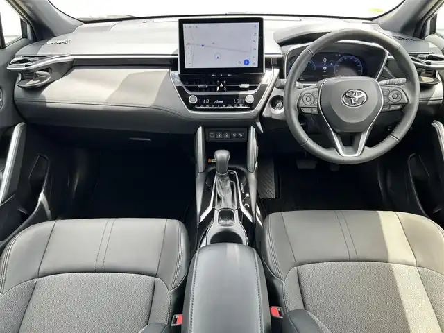 トヨタ カローラ クロス ハイブリッド Z 熊本県 2024(令6)年 0.7万km セメントグレーメタリック 純正ディスプレイオーディオ/・AM/FM/CD/DVD/BT/USB/Miracast/DTV)/・車外カメラ（B・F・S）/トヨタセーフティセンス/・プリクラッシュセーフティ/・レーンディパーチャーアラート/・レーントレーシングアシスト/・レーダークルーズコントロール/・パーキングサポートブレーキ/・ロードサインアシスト/・オートマチックハイビーム/プロアクティブドライビングアシスト/リアクロストラフィックアラート/リアカメラディテクション/パーキングサポートブレーキ/パノラマルーフ/置くだけ充電/オートブレーキホールド/スマートキー