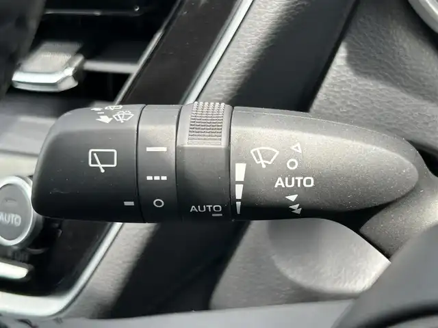 トヨタ カローラ クロス ハイブリッド Z 熊本県 2024(令6)年 0.7万km セメントグレーメタリック 純正ディスプレイオーディオ/・AM/FM/CD/DVD/BT/USB/Miracast/DTV)/・車外カメラ（B・F・S）/トヨタセーフティセンス/・プリクラッシュセーフティ/・レーンディパーチャーアラート/・レーントレーシングアシスト/・レーダークルーズコントロール/・パーキングサポートブレーキ/・ロードサインアシスト/・オートマチックハイビーム/プロアクティブドライビングアシスト/リアクロストラフィックアラート/リアカメラディテクション/パーキングサポートブレーキ/パノラマルーフ/置くだけ充電/オートブレーキホールド/スマートキー