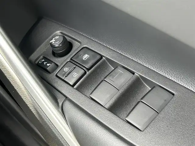 トヨタ カローラ クロス ハイブリッド Z 熊本県 2024(令6)年 0.7万km セメントグレーメタリック 純正ディスプレイオーディオ/・AM/FM/CD/DVD/BT/USB/Miracast/DTV)/・車外カメラ（B・F・S）/トヨタセーフティセンス/・プリクラッシュセーフティ/・レーンディパーチャーアラート/・レーントレーシングアシスト/・レーダークルーズコントロール/・パーキングサポートブレーキ/・ロードサインアシスト/・オートマチックハイビーム/プロアクティブドライビングアシスト/リアクロストラフィックアラート/リアカメラディテクション/パーキングサポートブレーキ/パノラマルーフ/置くだけ充電/オートブレーキホールド/スマートキー