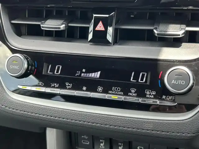 トヨタ カローラ クロス ハイブリッド Z 熊本県 2024(令6)年 0.7万km セメントグレーメタリック 純正ディスプレイオーディオ/・AM/FM/CD/DVD/BT/USB/Miracast/DTV)/・車外カメラ（B・F・S）/トヨタセーフティセンス/・プリクラッシュセーフティ/・レーンディパーチャーアラート/・レーントレーシングアシスト/・レーダークルーズコントロール/・パーキングサポートブレーキ/・ロードサインアシスト/・オートマチックハイビーム/プロアクティブドライビングアシスト/リアクロストラフィックアラート/リアカメラディテクション/パーキングサポートブレーキ/パノラマルーフ/置くだけ充電/オートブレーキホールド/スマートキー