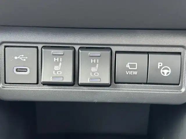 トヨタ カローラ クロス ハイブリッド Z 熊本県 2024(令6)年 0.7万km セメントグレーメタリック 純正ディスプレイオーディオ/・AM/FM/CD/DVD/BT/USB/Miracast/DTV)/・車外カメラ（B・F・S）/トヨタセーフティセンス/・プリクラッシュセーフティ/・レーンディパーチャーアラート/・レーントレーシングアシスト/・レーダークルーズコントロール/・パーキングサポートブレーキ/・ロードサインアシスト/・オートマチックハイビーム/プロアクティブドライビングアシスト/リアクロストラフィックアラート/リアカメラディテクション/パーキングサポートブレーキ/パノラマルーフ/置くだけ充電/オートブレーキホールド/スマートキー