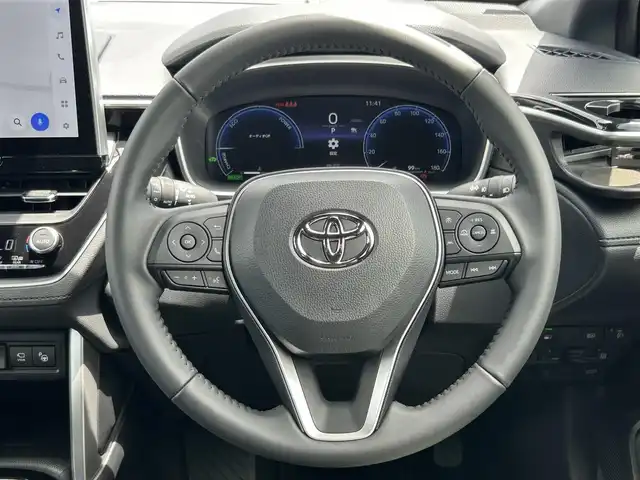 トヨタ カローラ クロス ハイブリッド Z 熊本県 2024(令6)年 0.7万km セメントグレーメタリック 純正ディスプレイオーディオ/・AM/FM/CD/DVD/BT/USB/Miracast/DTV)/・車外カメラ（B・F・S）/トヨタセーフティセンス/・プリクラッシュセーフティ/・レーンディパーチャーアラート/・レーントレーシングアシスト/・レーダークルーズコントロール/・パーキングサポートブレーキ/・ロードサインアシスト/・オートマチックハイビーム/プロアクティブドライビングアシスト/リアクロストラフィックアラート/リアカメラディテクション/パーキングサポートブレーキ/パノラマルーフ/置くだけ充電/オートブレーキホールド/スマートキー