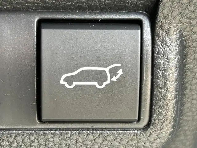 トヨタ カローラ クロス ハイブリッド Z 熊本県 2024(令6)年 0.7万km セメントグレーメタリック 純正ディスプレイオーディオ/・AM/FM/CD/DVD/BT/USB/Miracast/DTV)/・車外カメラ（B・F・S）/トヨタセーフティセンス/・プリクラッシュセーフティ/・レーンディパーチャーアラート/・レーントレーシングアシスト/・レーダークルーズコントロール/・パーキングサポートブレーキ/・ロードサインアシスト/・オートマチックハイビーム/プロアクティブドライビングアシスト/リアクロストラフィックアラート/リアカメラディテクション/パーキングサポートブレーキ/パノラマルーフ/置くだけ充電/オートブレーキホールド/スマートキー
