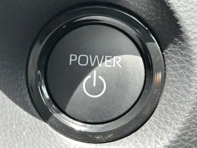 トヨタ カローラ クロス ハイブリッド Z 熊本県 2024(令6)年 0.7万km セメントグレーメタリック 純正ディスプレイオーディオ/・AM/FM/CD/DVD/BT/USB/Miracast/DTV)/・車外カメラ（B・F・S）/トヨタセーフティセンス/・プリクラッシュセーフティ/・レーンディパーチャーアラート/・レーントレーシングアシスト/・レーダークルーズコントロール/・パーキングサポートブレーキ/・ロードサインアシスト/・オートマチックハイビーム/プロアクティブドライビングアシスト/リアクロストラフィックアラート/リアカメラディテクション/パーキングサポートブレーキ/パノラマルーフ/置くだけ充電/オートブレーキホールド/スマートキー