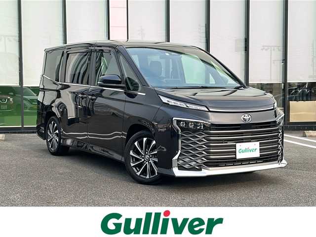 トヨタ ヴォクシー S－Z 岐阜県 2023(令5)年 1.9万km スパークリングブラックパールクリスタルシャイン 登録時走行距離18264km/純正８型SDナビ　/Blue tooth/CD/DVD/USB可/フルセグテレビ　/両側パワースライドドア　/純正後席用14型モニター　/デジタルインナーミラー　/バックカメラ　/３眼ＬＥＤヘッドライト　/オートライト/オートマチックハイビーム/レーダークルーズコントロール　/コーナーセンサー前後/スマートキー　/スペアキー１本　/ビルトインＥＴＣ2.0/ドライブレコーダー前方/プッシュスタート/エアコンWAC/ハーフレザーシート/3列シート/シートヒーター前席+2列目/オットマン2列目/フルフラットシート/社外フロアマット/電動リアゲート/純正17アルミホイール/ABS/横滑り防止装置/レーンキープアシスト/エアバッグW+サイド