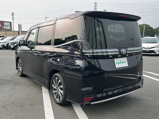 トヨタ ヴォクシー S－Z 岐阜県 2023(令5)年 1.9万km スパークリングブラックパールクリスタルシャイン 登録時走行距離18264km/純正８型SDナビ　/Blue tooth/CD/DVD/USB可/フルセグテレビ　/両側パワースライドドア　/純正後席用14型モニター　/デジタルインナーミラー　/バックカメラ　/３眼ＬＥＤヘッドライト　/オートライト/オートマチックハイビーム/レーダークルーズコントロール　/コーナーセンサー前後/スマートキー　/スペアキー１本　/ビルトインＥＴＣ2.0/ドライブレコーダー前方/プッシュスタート/エアコンWAC/ハーフレザーシート/3列シート/シートヒーター前席+2列目/オットマン2列目/フルフラットシート/社外フロアマット/電動リアゲート/純正17アルミホイール/ABS/横滑り防止装置/レーンキープアシスト/エアバッグW+サイド
