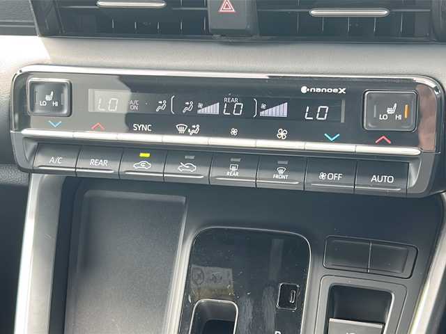 トヨタ ヴォクシー S－G 沖縄県 2022(令4)年 4.6万km ホワイトパールクリスタルシャイン 純正ディスプレイオーディオ/（ＡＭ／ＦＭ／ＢＴ／ＣＤ／ＤＶＤ）　/フルセグＴＶ　/バックモニター　/トヨタセーフティーセンス　/ワンオーナー　/両側パワスラ　/純正１６インチＡＷ　/オートライト/ＥＴＣ/スマートキー/純正フロアマット/クルコン