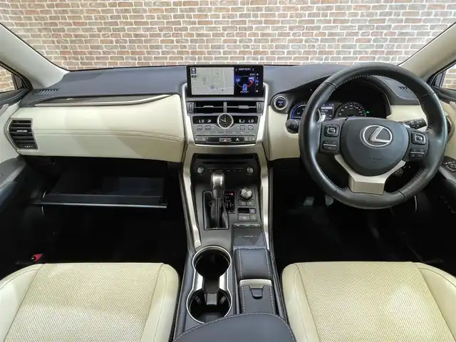 レクサス ＮＸ 300h バージョンL 岩手県 2020(令2)年 3.9万km ソニックチタニウム 4WD/ムーンルーフ/三眼フルLED/全周囲カメラ/レクサスセーフティシステム+/衝突被害軽減システム/レーダークルーズコントロール/横滑り防止装置/本革シート/ETC2.0/フルセグTV/MTモード付きAT/電動リアゲート/ドライブレコーダー/純正ナビ/純正フロアマット/純正アルミホイール18インチ/パワーシート/シートヒーター/コーナーセンサー/レーンアシスト/オートライト/オートマチックハイビーム/ハンドルヒーター/シートメモリー
