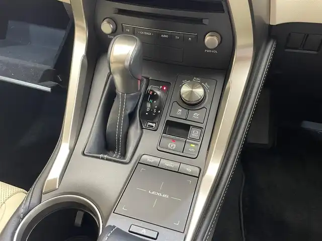 レクサス ＮＸ 300h バージョンL 岩手県 2020(令2)年 3.9万km ソニックチタニウム 4WD/ムーンルーフ/三眼フルLED/全周囲カメラ/レクサスセーフティシステム+/衝突被害軽減システム/レーダークルーズコントロール/横滑り防止装置/本革シート/ETC2.0/フルセグTV/MTモード付きAT/電動リアゲート/ドライブレコーダー/純正ナビ/純正フロアマット/純正アルミホイール18インチ/パワーシート/シートヒーター/コーナーセンサー/レーンアシスト/オートライト/オートマチックハイビーム/ハンドルヒーター/シートメモリー