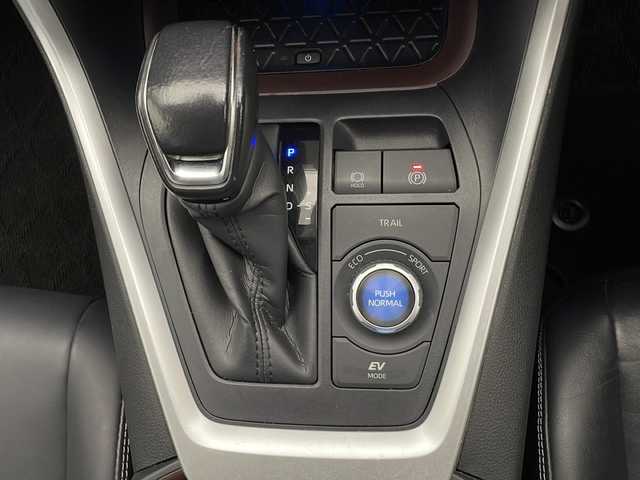 トヨタ ＲＡＶ４ ハイブリッドG 長野県 2020(令2)年 4万km センシュアルレッドマイカ 4WD/純正SDナビ（型番：NSZT-Y68T)/（フルセグTV＆CD＆USB＆SD＆HDMI＆FM・AM）/バックカメラ/トヨタセーフティーセンス/LTA/PCS/BSM/RCTA/PKSB/RSA/レーダークルーズコントロール/クリアランスソナー/ETC/置くだけ充電/メモリー式パワーシート（D席）/電動リアゲート/ステアリングヒーター/ステアリングスイッチ/シートヒーター（前席）/ドアバイザー/18インチ純正アルミホイール/純正マット/LEDヘッドライト/オートマチックハイビーム/フォグランプ/スマートキー/スペアキー/保証書/取扱説明書