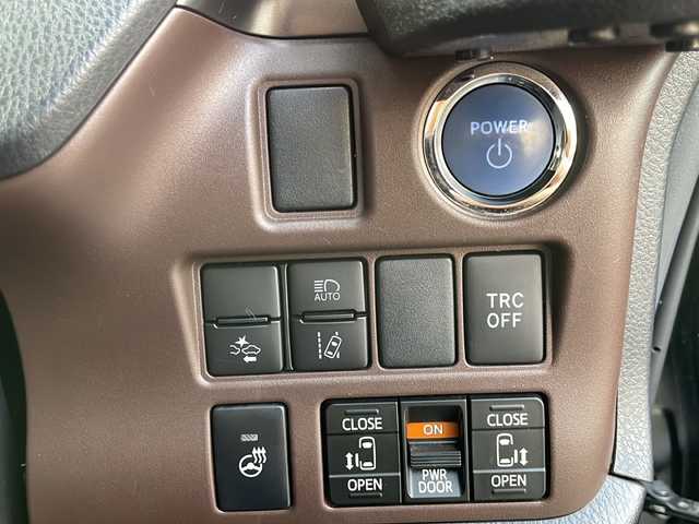 トヨタ エスクァイア ハイブリッド Gi プレミアムパッケージ 山口県 2020(令2)年 7.5万km ブラック Toyota Safety Sense C/(衝突回避支援/レーンディパーチャーアラート/オートマチックハイビーム)/フロントエアロ（TRD　SPORTIRO）/社外１１インチメモリナビ(アルパイン　EX11Z-EQ)/（AM/FM/CD/DVD/BT/フルセグ）/バックカメラ/両側電動スライドドア/クルーズコントロール/LEDオートライト/ハーフレザーシート/シートヒーター/１７インチアルミホイール/ドライブレコーダー　（AG421-DRC）/スマートキー/ビルトインETC