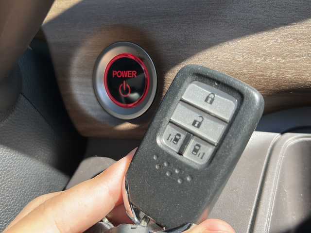 ホンダ フリード ハイブリット G ホンダセンシング 岐阜県 2019(令1)年 2.7万km シーグラスブルーパール 登録時走行距離26919km/純正ナビ/フルセグＴＶ/バックモニター/両側パワースライドドア/ラジアルタイヤ（４本)/クルーズコントロール/レーンキープアシスト/シートヒーター/純正フロアマット/前後ドライブレコーダー/禁煙車/プッシュスタート/スマートキー/後席サンシェード/衝突被害軽減システム/LEDヘッドライト/オートライト/社外15インチアルミホイール/CDチェンジャー/Bluetooth接続/USB入力端子/ETC