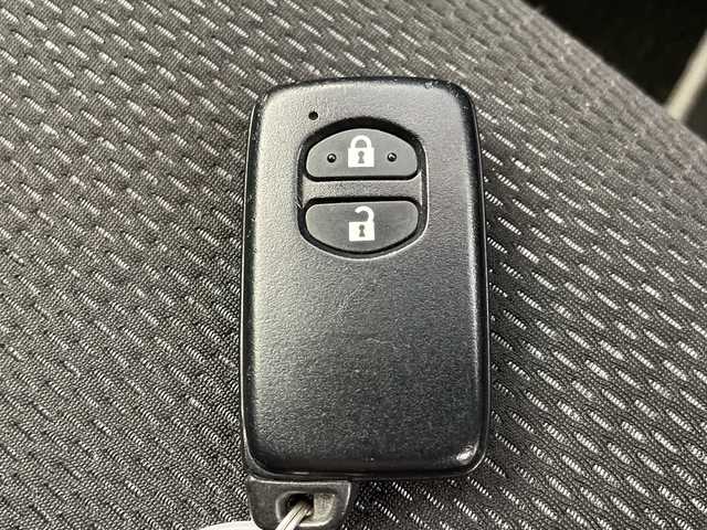 トヨタ ヴィッツ F セーフティーエディションⅢ 岐阜県 2019(令1)年 3.8万km ダークブルーマイカ 純正SDナビ（NSZT-W68T）/フルセグ/BT/DVD/バックカメラ/社外ETC/純正ドライブレコーダー/トヨタセーフティセンス/・プリクラッシュセーフティ/・レーンディパーチャーアラート/・オートマチックハイビーム/・クリアランスソナー/先行車発進/アイドリングストップ/純正フロアマット/サイドバイザー/社外14インチAW/LEDオートライト/フォグランプ