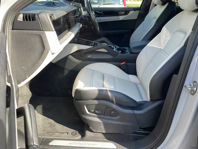 ポルシェ ポルシェ カイエン クーペ 東京都 2024(令6)年 1.2万km グレー 車体色　M9A　クレヨン/スポーツクロノ/新車時保証書　整備記録簿　取扱説明書/ブレーキアシスト/レーンキープアシスト/レーンチェンジアシスト/アダプティブクルーズコントロール/純正ナビ/BT/USB/AppleCarplay/360度カメラ　ETC【2.0】/ドライブレコーダー【前後】/パノラマルーフ【開かない】/レザーシート/シートヒーター/ベンチレーター/フロントメモリー付パワーシート/アクティブサスペンション/スマートキー/LEDヘッドライト/オートライト/パドルシフト付皮巻きハンドル/純正２０インチアルミ