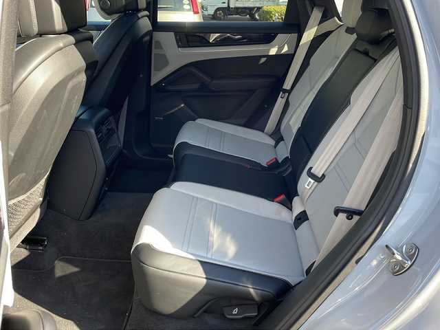 ポルシェ ポルシェ カイエン クーペ 東京都 2024(令6)年 1.2万km グレー 車体色　M9A　クレヨン/スポーツクロノ/新車時保証書　整備記録簿　取扱説明書/ブレーキアシスト/レーンキープアシスト/レーンチェンジアシスト/アダプティブクルーズコントロール/純正ナビ/BT/USB/AppleCarplay/360度カメラ　ETC【2.0】/ドライブレコーダー【前後】/パノラマルーフ【開かない】/レザーシート/シートヒーター/ベンチレーター/フロントメモリー付パワーシート/アクティブサスペンション/スマートキー/LEDヘッドライト/オートライト/パドルシフト付皮巻きハンドル/純正２０インチアルミ