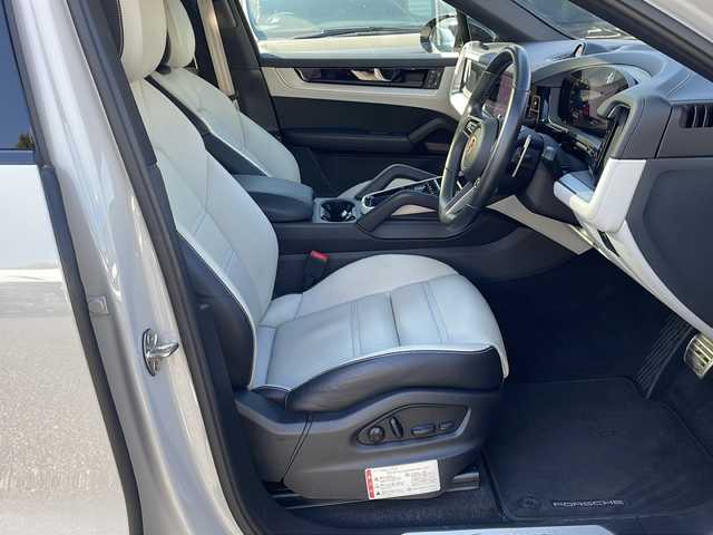 ポルシェ ポルシェ カイエン クーペ 東京都 2024(令6)年 1.2万km グレー 車体色　M9A　クレヨン/スポーツクロノ/新車時保証書　整備記録簿　取扱説明書/ブレーキアシスト/レーンキープアシスト/レーンチェンジアシスト/アダプティブクルーズコントロール/純正ナビ/BT/USB/AppleCarplay/360度カメラ　ETC【2.0】/ドライブレコーダー【前後】/パノラマルーフ【開かない】/レザーシート/シートヒーター/ベンチレーター/フロントメモリー付パワーシート/アクティブサスペンション/スマートキー/LEDヘッドライト/オートライト/パドルシフト付皮巻きハンドル/純正２０インチアルミ