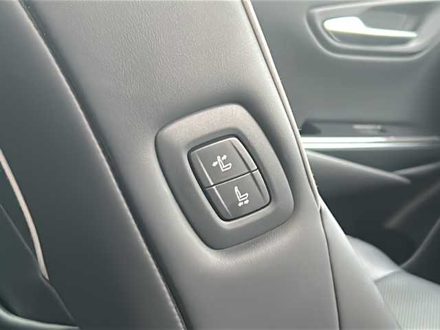 トヨタ クラウン ハイブリッド RS アドバンス 大阪府 2018(平30)年 4.9万km ブラック 純正ナビ（フルセグTV/Bluetooth/DVD）/バックカメラ/レーダークルーズコントロール/ヘッドアップディスプレイ/ブラインドスポットモニター/ETC2.0/前席パワーシート（運転席のみシートメモリー付）/ブレーキホールド機能/電動リヤサンシェード/オートライト/プッシュスタート/パドルシフト/純正18インチアルミホイール