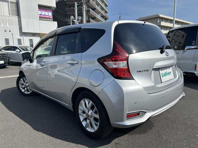 日産 ノート e－パワー X Vセレクション 島根県 2020(令2)年 2.5万km ブリリアントシルバー 純正SDナビ /（CD/DVD/SD/BT）/フルセグTV /全方位/バックカメラ　/LEDヘッドライト　/スマートキー　/プッシュスタート　/衝突軽減ブレーキ　/レーンアシスト/コーナーセンサー　/オートライト　/純正フロアマット/ドアバイザー/スペアキー1本