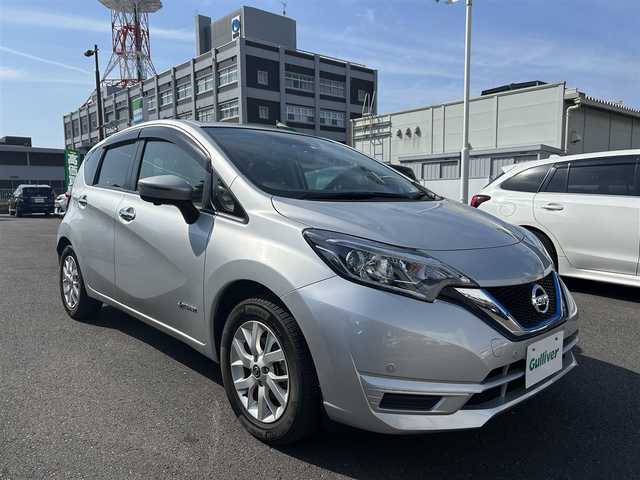 日産 ノート e－パワー X Vセレクション 島根県 2020(令2)年 2.5万km ブリリアントシルバー 純正SDナビ /（CD/DVD/SD/BT）/フルセグTV /全方位/バックカメラ　/LEDヘッドライト　/スマートキー　/プッシュスタート　/衝突軽減ブレーキ　/レーンアシスト/コーナーセンサー　/オートライト　/純正フロアマット/ドアバイザー/スペアキー1本