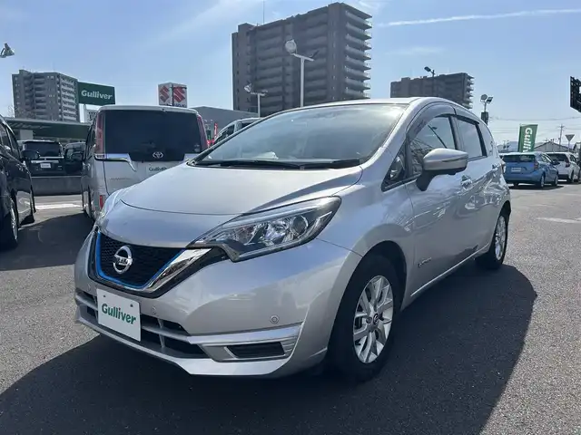 日産 ノート e－パワー X Vセレクション 島根県 2020(令2)年 2.5万km ブリリアントシルバー 純正SDナビ /（CD/DVD/SD/BT）/フルセグTV /全方位/バックカメラ　/LEDヘッドライト　/スマートキー　/プッシュスタート　/衝突軽減ブレーキ　/レーンアシスト/コーナーセンサー　/オートライト　/純正フロアマット/ドアバイザー/スペアキー1本