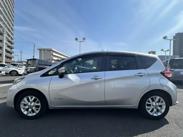 日産 ノート e－パワー X Vセレクション 島根県 2020(令2)年 2.5万km ブリリアントシルバー 純正SDナビ /（CD/DVD/SD/BT）/フルセグTV /全方位/バックカメラ　/LEDヘッドライト　/スマートキー　/プッシュスタート　/衝突軽減ブレーキ　/レーンアシスト/コーナーセンサー　/オートライト　/純正フロアマット/ドアバイザー/スペアキー1本