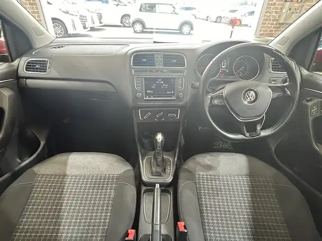 フォルクスワーゲン ポロ TSIコンフォートライン 岩手県 2016(平28)年 9.1万km サンセットレッドM AM/FM/Bluetooth/純正オーディオ/ETC/横滑り防止装置/アイドリングストップ/社外15インチAW/フロアマット/スペアキー/USB入力端子/エアバッグW＋サイド/カーテンエアバッグ