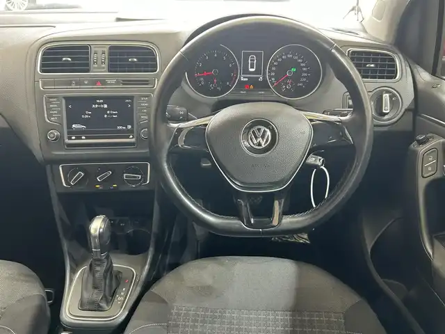 フォルクスワーゲン ポロ TSIコンフォートライン 岩手県 2016(平28)年 9.1万km サンセットレッドM AM/FM/Bluetooth/純正オーディオ/ETC/横滑り防止装置/アイドリングストップ/社外15インチAW/フロアマット/スペアキー/USB入力端子/エアバッグW＋サイド/カーテンエアバッグ
