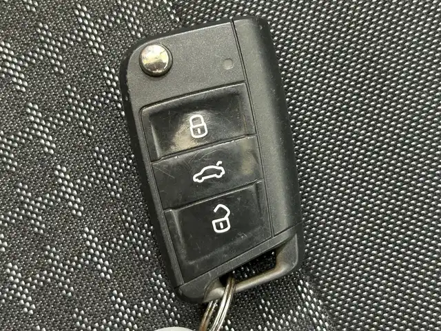 フォルクスワーゲン ポロ TSIコンフォートライン 岩手県 2016(平28)年 9.1万km サンセットレッドM AM/FM/Bluetooth/純正オーディオ/ETC/横滑り防止装置/アイドリングストップ/社外15インチAW/フロアマット/スペアキー/USB入力端子/エアバッグW＋サイド/カーテンエアバッグ