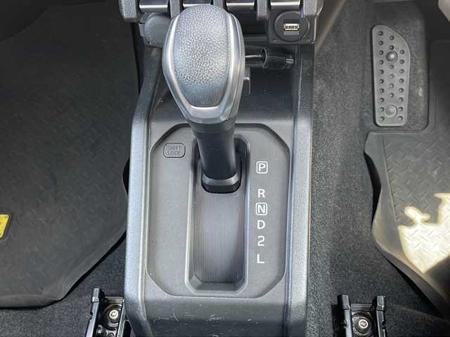 スズキ ジムニー XC 静岡県 2022(令4)年 4.2万km ピュアホワイトP ４WD/ワンオーナー/純正8インチナビ/(CD/DVD/BT/AM/FM)/プッシュスタート/ビルトインETC/ステアリングスイッチ/クルーズコントロール/前後ドライブレコーダー/アイドリングストップ/シートヒーター/フロアマット/電動格納ミラー/ウィンカーミラー/LEDヘッドライト/フォグランプ/純正16インチAW/衝突被害軽減システム/ダウンヒルアシストコントロール/クリアランスソナー/横滑り防止装置/スマートキー