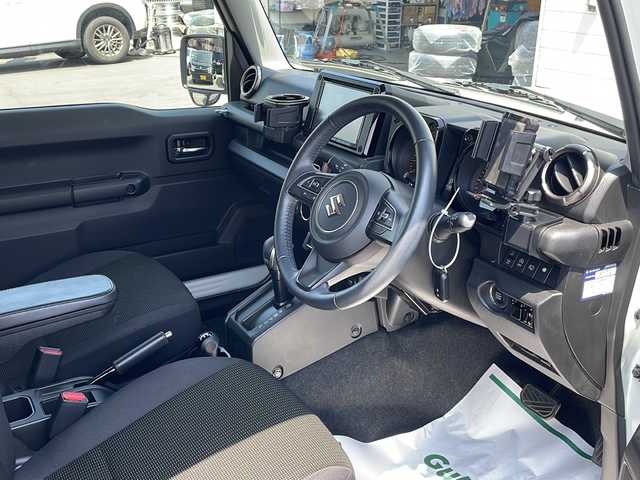 スズキ ジムニー XC 静岡県 2022(令4)年 4.2万km ピュアホワイトP ４WD/ワンオーナー/純正8インチナビ/(CD/DVD/BT/AM/FM)/プッシュスタート/ビルトインETC/ステアリングスイッチ/クルーズコントロール/前後ドライブレコーダー/アイドリングストップ/シートヒーター/フロアマット/電動格納ミラー/ウィンカーミラー/LEDヘッドライト/フォグランプ/純正16インチAW/衝突被害軽減システム/ダウンヒルアシストコントロール/クリアランスソナー/横滑り防止装置/スマートキー