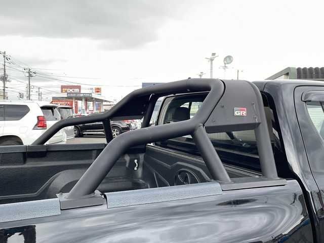 トヨタ ハイラックス Z 道北・旭川 2023(令5)年 0.6万km アティチュードブラックマイカ ・4WD/・禁煙車/・寒冷地仕様/・ワンオーナー/・純正SDナビ/SD/フルセグ/CD/DVD/BT/・GRスポーツバー/OP価格￥110/000-/・純正ベッドライナー/OP価格￥105/600-/・社外前後ドライブレコーダー/・LEDヘッドライト/・ステアリングリモコン/・クルーズコントロール/・レーンディパーチャーアラート/・プリクラッシュセーフティ/・ロードサインアシスト/・ダウンヒルアシスト/・ワイパーデアイサー/・ドアミラーヒーター/・純正17インチAWデ/・前後コーナーセンサー/・センターデフロック/・保証書/・取説