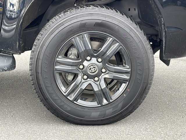 トヨタ ハイラックス Z 道北・旭川 2023(令5)年 0.6万km アティチュードブラックマイカ ・4WD/・禁煙車/・寒冷地仕様/・ワンオーナー/・純正SDナビ/SD/フルセグ/CD/DVD/BT/・GRスポーツバー/OP価格￥110/000-/・純正ベッドライナー/OP価格￥105/600-/・社外前後ドライブレコーダー/・LEDヘッドライト/・ステアリングリモコン/・クルーズコントロール/・レーンディパーチャーアラート/・プリクラッシュセーフティ/・ロードサインアシスト/・ダウンヒルアシスト/・ワイパーデアイサー/・ドアミラーヒーター/・純正17インチAWデ/・前後コーナーセンサー/・センターデフロック/・保証書/・取説