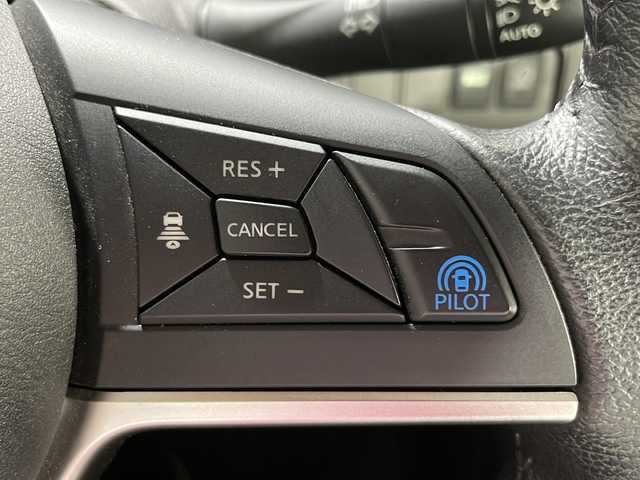 日産 セレナ ハイウェイスター プロパイロットED 広島県 2017(平29)年 5.5万km ブリリアントホワイトパール 純正9型ナビ/純正フリップダウンモニター/プロパイロット/ハンズフリーオートスライドドア/バックカメラ/衝突軽減ブレーキ/車線逸脱抑制/誤発進抑制/電動パーキングブレーキ/オートブレーキホールド/LEDヘッドランプ/オートライト/純正16インチAW/ETC/ドライブレコーダー