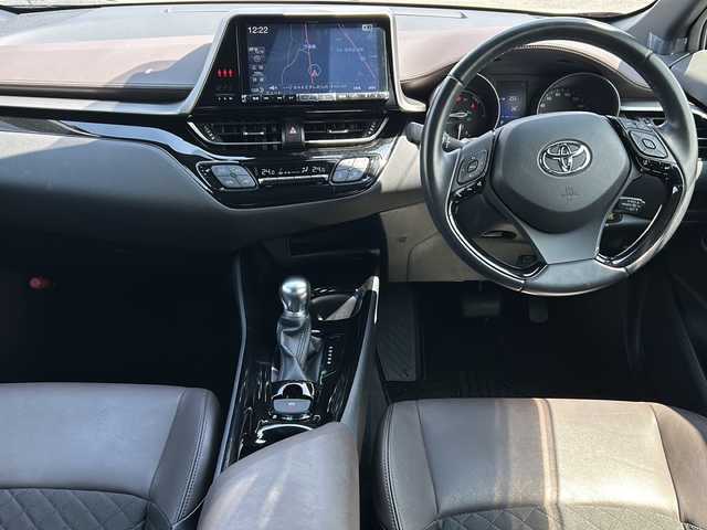 トヨタ Ｃ－ＨＲ ハイブリッド 1．8G 福岡県 2018(平30)年 2.6万km センシュアルレッドマイカ アルパイン製９インチビックXナビ/バックカメラ/ハーフレザーシート/スマートキー/ETC車載機/オートライト/オートハイビーム/サイドエアバック/純正１８インチアルミホイル