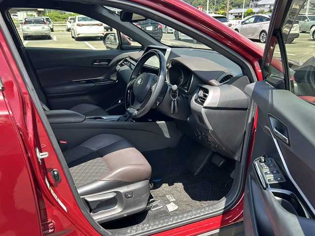 トヨタ Ｃ－ＨＲ ハイブリッド 1．8G 福岡県 2018(平30)年 2.6万km センシュアルレッドマイカ アルパイン製９インチビックXナビ/バックカメラ/ハーフレザーシート/スマートキー/ETC車載機/オートライト/オートハイビーム/サイドエアバック/純正１８インチアルミホイル
