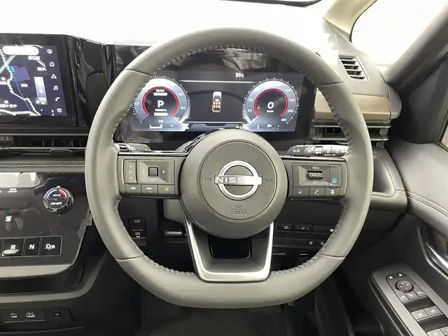 日産 セレナ e－パワー ハイウェイスター V 熊本県 2025(令7)年 0.1千km ダイヤモンドブラック 登録済未使用車/純正１２．３インチナビ　/全周囲カメラ　/後席フリップダウンモニター/両側パワースライドドア　/ビルトインＥＴＣ２．０　/前後クリアランスソナー　/レーダークルーズコントロール　/プロパイロット/踏み間違い防止アシスト/レーンキープアシスト/車線逸脱警報/後側方車両検知警報/先行車発進お知らせ機能/標識認識機能/ブラインドスポットモニター/横滑り防止/置くだけ充電/デジタルインナーミラー/純正16インチAW/オートライト/オートマチックハイビーム/LEDヘッドライト/フォグランプ/スマートキー/プッシュスタート/スペアキー1本/保証書/取扱説明書