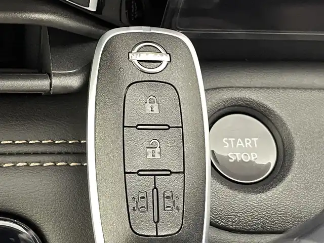 日産 セレナ e－パワー ハイウェイスター V 熊本県 2025(令7)年 0.1千km ダイヤモンドブラック 登録済未使用車/純正１２．３インチナビ　/全周囲カメラ　/後席フリップダウンモニター/両側パワースライドドア　/ビルトインＥＴＣ２．０　/前後クリアランスソナー　/レーダークルーズコントロール　/プロパイロット/踏み間違い防止アシスト/レーンキープアシスト/車線逸脱警報/後側方車両検知警報/先行車発進お知らせ機能/標識認識機能/ブラインドスポットモニター/横滑り防止/置くだけ充電/デジタルインナーミラー/純正16インチAW/オートライト/オートマチックハイビーム/LEDヘッドライト/フォグランプ/スマートキー/プッシュスタート/スペアキー1本/保証書/取扱説明書