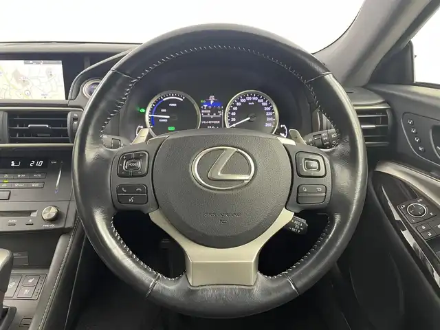 レクサス ＲＣ 300h バージョンL 埼玉県 2015(平27)年 7.8万km ラディアントレッドコントラストレイヤリング サンルーフ/純正ナビ/　AM/FM/CD/DVD/BT/バックカメラ/衝突軽減システム/コーナーセンサー/クルーズコントロール/ドライブレコーダー/ビルトインETC/パドルシフト/メモリ付きパワーシート/シートヒーター/エアシート/ステアリングヒーター/純正19インチアルミホイール/純正フロアマット/LEDヘッドライト