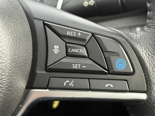 日産 キックス X 愛知県 2020(令2)年 5万km ピュアブラック デジタルインナーミラー/インテリジェントアラウンドビューモニター/プロパイロット/エマージェンシーブレーキ/ふらつき警報/車線逸脱警報機能/車線逸脱維持機能/ハイビームアシスト/純正9インチナビ/　　CD/DVD/BT/フルセグ/ドライブレコーダー/ETC/革巻きステアリング/ステアリングリモコン/ハーフレザーシート/ルーフレール/純正LEDヘッドライト/フォグランプ/純正17インチアルミホイール