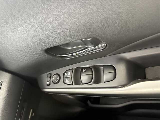 日産 キックス X 愛知県 2020(令2)年 5万km ピュアブラック デジタルインナーミラー/インテリジェントアラウンドビューモニター/プロパイロット/エマージェンシーブレーキ/ふらつき警報/車線逸脱警報機能/車線逸脱維持機能/ハイビームアシスト/純正9インチナビ/　　CD/DVD/BT/フルセグ/ドライブレコーダー/ETC/革巻きステアリング/ステアリングリモコン/ハーフレザーシート/ルーフレール/純正LEDヘッドライト/フォグランプ/純正17インチアルミホイール