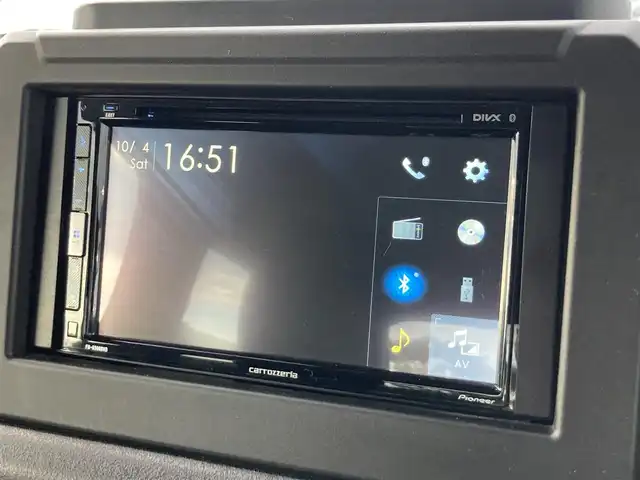 スズキ ジムニー XL 鳥取県 2022(令4)年 1.4万km ミディアムグレー ４・W・D・ターボ/ワンオーナー/社外DPオーディオ/DVD/CD/BT/USB/API0コンプリートカーTSシリーズ/API0フロントバンパー/API0フロントグリル/API016インチアルミ/API0背面タイヤカバー/TOYOオープンカントリータイヤ/レーダーブレーキサポート/前後ドライブレコーダー/前席シートヒーター/LEDヘットライト/オートハイビーム/プッシュエンジンスタート/アイドリングストップ/スペアキー