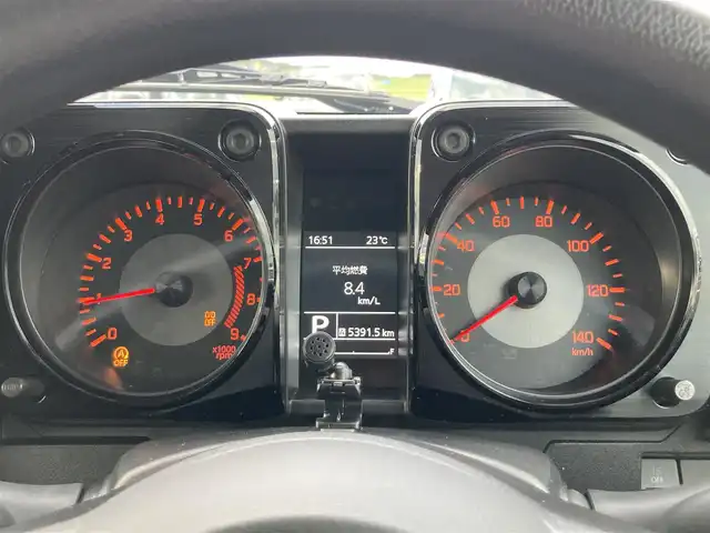 スズキ ジムニー XL 鳥取県 2022(令4)年 1.4万km ミディアムグレー ４・W・D・ターボ/ワンオーナー/社外DPオーディオ/DVD/CD/BT/USB/API0コンプリートカーTSシリーズ/API0フロントバンパー/API0フロントグリル/API016インチアルミ/API0背面タイヤカバー/TOYOオープンカントリータイヤ/レーダーブレーキサポート/前後ドライブレコーダー/前席シートヒーター/LEDヘットライト/オートハイビーム/プッシュエンジンスタート/アイドリングストップ/スペアキー