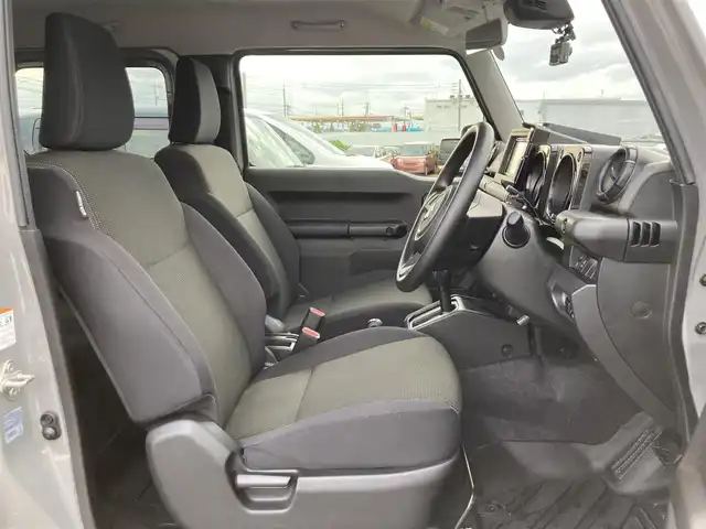 スズキ ジムニー XL 鳥取県 2022(令4)年 1.4万km ミディアムグレー ４・W・D・ターボ/ワンオーナー/社外DPオーディオ/DVD/CD/BT/USB/API0コンプリートカーTSシリーズ/API0フロントバンパー/API0フロントグリル/API016インチアルミ/API0背面タイヤカバー/TOYOオープンカントリータイヤ/レーダーブレーキサポート/前後ドライブレコーダー/前席シートヒーター/LEDヘットライト/オートハイビーム/プッシュエンジンスタート/アイドリングストップ/スペアキー