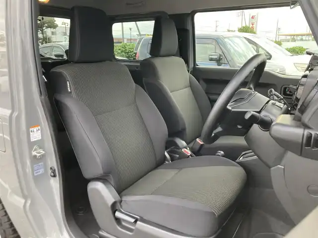 スズキ ジムニー XL 鳥取県 2022(令4)年 1.4万km ミディアムグレー ４・W・D・ターボ/ワンオーナー/社外DPオーディオ/DVD/CD/BT/USB/API0コンプリートカーTSシリーズ/API0フロントバンパー/API0フロントグリル/API016インチアルミ/API0背面タイヤカバー/TOYOオープンカントリータイヤ/レーダーブレーキサポート/前後ドライブレコーダー/前席シートヒーター/LEDヘットライト/オートハイビーム/プッシュエンジンスタート/アイドリングストップ/スペアキー