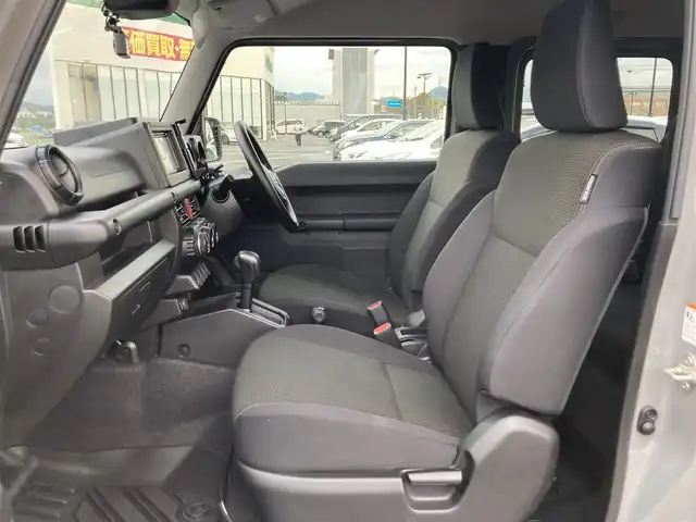 スズキ ジムニー XL 鳥取県 2022(令4)年 1.4万km ミディアムグレー ４・W・D・ターボ/ワンオーナー/社外DPオーディオ/DVD/CD/BT/USB/API0コンプリートカーTSシリーズ/API0フロントバンパー/API0フロントグリル/API016インチアルミ/API0背面タイヤカバー/TOYOオープンカントリータイヤ/レーダーブレーキサポート/前後ドライブレコーダー/前席シートヒーター/LEDヘットライト/オートハイビーム/プッシュエンジンスタート/アイドリングストップ/スペアキー