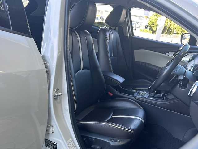 マツダ ＣＸ－３ 20S エクスクルーシブモッズ 静岡県 2018(平30)年 5.7万km セラミックM 純正SDナビ/・CD/・DVD/・フルセグＴＶ/・Bluetooth/・USB/・AM/・FM/主要装備/・衝突軽減/・レーンキープ/・追従クルコン/・コーナーセンサー前後/・HUD/・全方位カメラ/・BSM/・レザーシート/・シートヒーターD/N席/・パワーシートD席/・ハンドルヒーター/・パドルシフト/・LEDヘッドライト/・オートハイビーム/・フォグランプ/・電動パーキングブレーキ/・オートホールド/・純正フロアマット/・純正アルミホイール