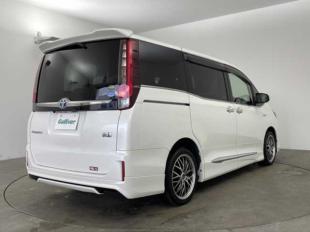 トヨタ エスクァイア ハイブリッド Gi プレミアムパッケージ ブラックテーラード 兵庫県 2017(平29)年 6万km ホワイトパールクリスタルシャイン ・ワンオーナー/・純正ナビ/CD/DVD/BT/USB/SD/TV/・バックカメラ/・トヨタセーフティセンス/・プリクラッシュセーフティ/・レーンディパーチャーアラート/・先行車発進告知/・オートマチックハイビーム/・クルーズコントロール/・トラクションコントロール/・両側パワースライドドア/・前席シートヒーター/・レザーシート/・WAC/・ステアリングリモコン/・LEDヘッドライト/・オートライト/・フォグランプ/・ウォークスルー/・サンシェード/・純正フロアマット/・オールオートパワーウィンドウ/・電動格納ミラー/・スマートキー/・スペアキー/・プッシュスタート