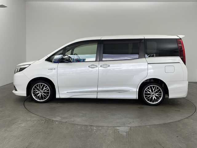 トヨタ エスクァイア ハイブリッド Gi プレミアムパッケージ ブラックテーラード 兵庫県 2017(平29)年 6万km ホワイトパールクリスタルシャイン ・ワンオーナー/・純正ナビ/CD/DVD/BT/USB/SD/TV/・バックカメラ/・トヨタセーフティセンス/・プリクラッシュセーフティ/・レーンディパーチャーアラート/・先行車発進告知/・オートマチックハイビーム/・クルーズコントロール/・トラクションコントロール/・両側パワースライドドア/・前席シートヒーター/・レザーシート/・WAC/・ステアリングリモコン/・LEDヘッドライト/・オートライト/・フォグランプ/・ウォークスルー/・サンシェード/・純正フロアマット/・オールオートパワーウィンドウ/・電動格納ミラー/・スマートキー/・スペアキー/・プッシュスタート