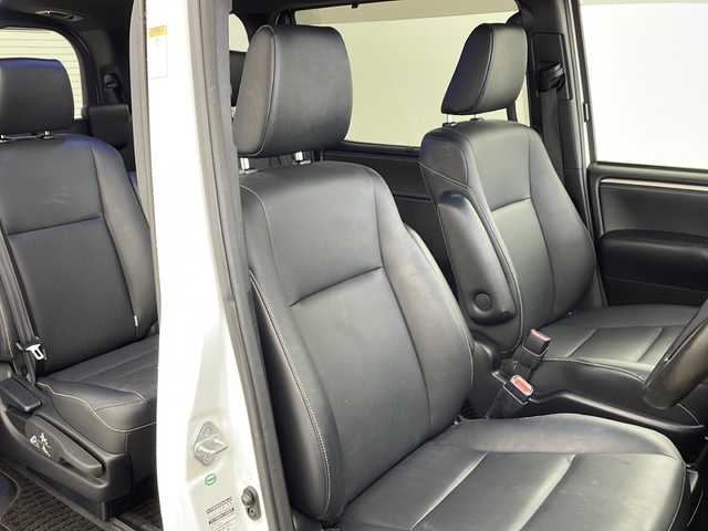 トヨタ エスクァイア ハイブリッド Gi プレミアムパッケージ ブラックテーラード 兵庫県 2017(平29)年 6万km ホワイトパールクリスタルシャイン ・ワンオーナー/・純正ナビ/CD/DVD/BT/USB/SD/TV/・バックカメラ/・トヨタセーフティセンス/・プリクラッシュセーフティ/・レーンディパーチャーアラート/・先行車発進告知/・オートマチックハイビーム/・クルーズコントロール/・トラクションコントロール/・両側パワースライドドア/・前席シートヒーター/・レザーシート/・WAC/・ステアリングリモコン/・LEDヘッドライト/・オートライト/・フォグランプ/・ウォークスルー/・サンシェード/・純正フロアマット/・オールオートパワーウィンドウ/・電動格納ミラー/・スマートキー/・スペアキー/・プッシュスタート