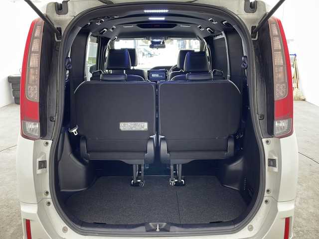 トヨタ エスクァイア ハイブリッド Gi プレミアムパッケージ ブラックテーラード 兵庫県 2017(平29)年 6万km ホワイトパールクリスタルシャイン ・ワンオーナー/・純正ナビ/CD/DVD/BT/USB/SD/TV/・バックカメラ/・トヨタセーフティセンス/・プリクラッシュセーフティ/・レーンディパーチャーアラート/・先行車発進告知/・オートマチックハイビーム/・クルーズコントロール/・トラクションコントロール/・両側パワースライドドア/・前席シートヒーター/・レザーシート/・WAC/・ステアリングリモコン/・LEDヘッドライト/・オートライト/・フォグランプ/・ウォークスルー/・サンシェード/・純正フロアマット/・オールオートパワーウィンドウ/・電動格納ミラー/・スマートキー/・スペアキー/・プッシュスタート